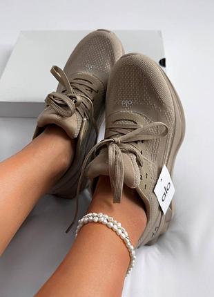 Кросівки жіночі alo yoga runner beige