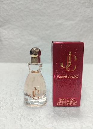Парфумована вода jimmy choo i want choo виглядає як маленький флакон із золотистим ковпачком та фірмовим логотипом jc.4.5мл