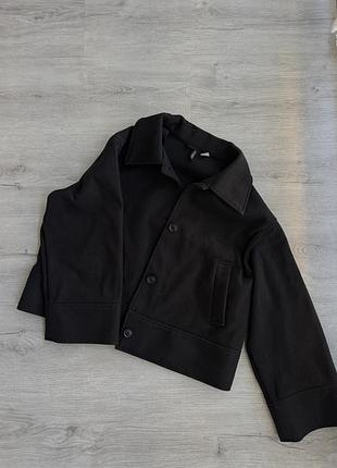 Заголовок: чорне вкорочене пальто куртка h&m divided