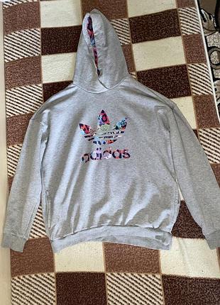 Орігінальне сіре худі adidas з яскравим лого та принтом у капюшоні / худі адідас