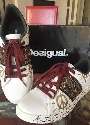 Стильні кросівки desigual