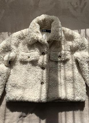 Жіноча укорочена куртка-сорочка zara зі штучної овчини (тедді) у молочному або світло-бежевому кольорі