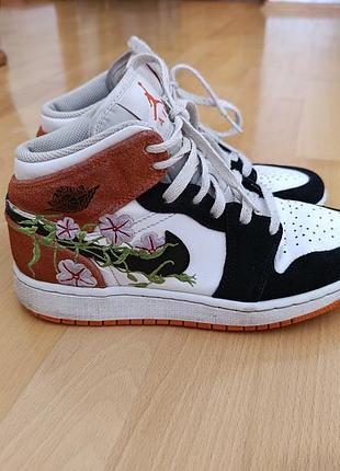 Оригінальні підліткові кросівки nike air jordan 1 mid se (gs) у забарвленні "basketball blossom" (також відомі як "starfish floral embroidery"),