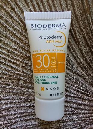 ☀️мініатюра 5мл. bioderma photoderm akn mat spf30 сонцезахисний матуючий флюїд для жирної, проблемної обличчя