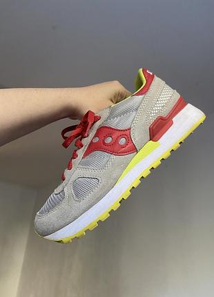 Кросівки saucony shadow original сірі з червоним та жовтим унісекс
