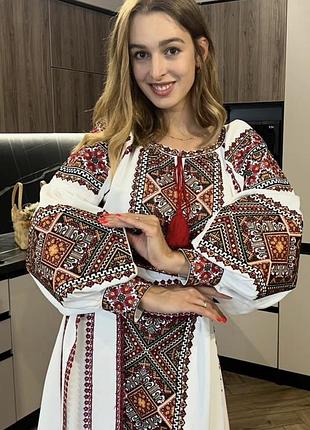 Женское вышитое платье