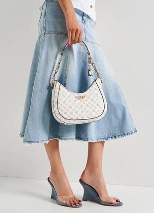 Белая стеганая сумка-хобо из коллекции guess abey