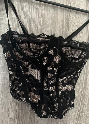 Продаю чорний мереживний корсет 🖤  розмір: xs стан: дуже хороший колір: чорний мереживний, з декоративними бретелями. виглядає стильно та ефектно!