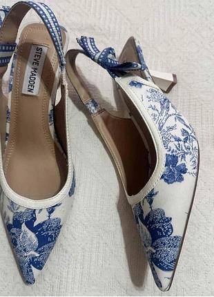Жіночі туфлі steve madden білі з квітковим принтом
