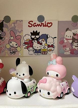 Іграшкові фігурки sanrio колекційні фігурки в машинках hello kitty, pochacco, my melody, kuromi різнокольорові пластик