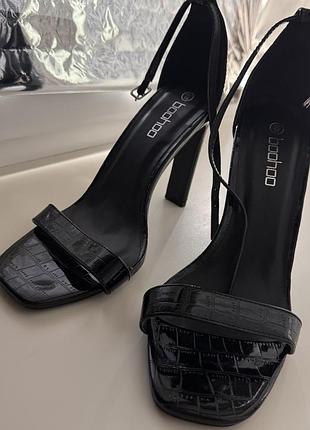 Жіночі босоніжки boohoo чорні лакові