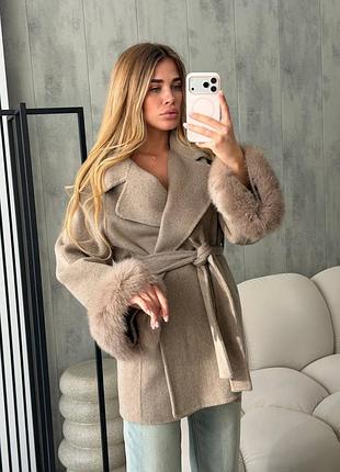 Нова колекція пальто max mara коротке беж з гарними хутровими рукавами
