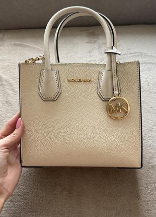 Сумка michael kors mercer біла, шкіра, брелок «mk»