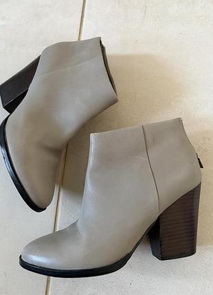 Чудові шкіряні сіро-бежеві ботильони cole haan 6 1/2b/37🤎
