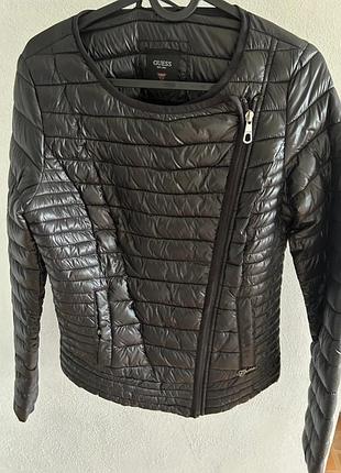 Черная стеганая куртка-косуха бренда guess с асимметричной молнией и блестящим покрытием.