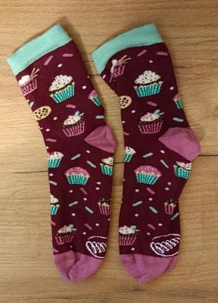 Яркие асимметричные носки many mornings (the cupcake)
