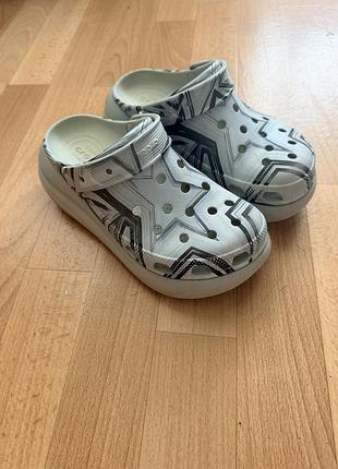 Шльопанці жіночі crocs білі з принтом, розмір w7