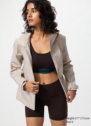 Бежева курточка дощовик uniqlo