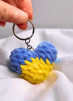 Вязаный брелок патриотическое сердце ручной работы
