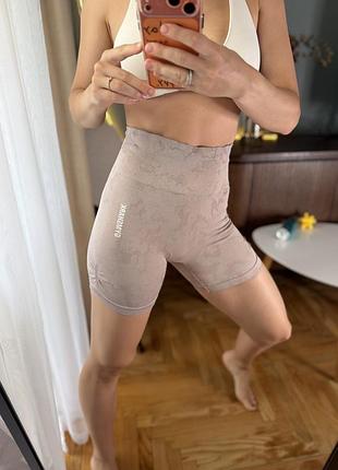 Бежеві спортивні шорти gymshark