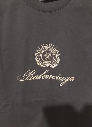 Футболка чорна з золотистою вишивкою