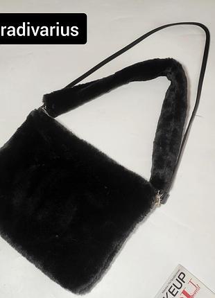 Сумка женская черная меховая кроссбоди от бренда stradivarius