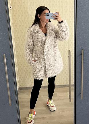 Стильна екошуба молочного кольору женская шуба короткая