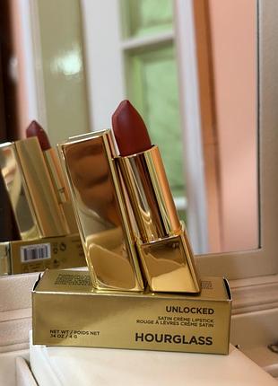 Hourglass unlocked satin crème lipstick  відтінок roar повнорозмір