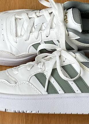 Кросівки adidas.