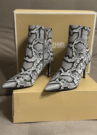 Жіночі ботильйони michael kors зі зміїним принтом