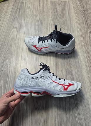 Кросівки чоловічі mizuno wave voltage 2 сірі з червоним