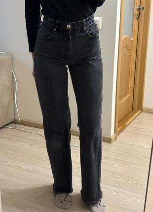 Прямі джинси zara з необробленими низом