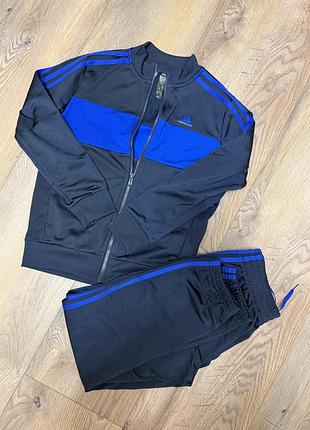 Дитячий спортивний костюм adidas tiberio з яскравими синіми вставками та фірмовими смужками 9-10 років (140 зріст)