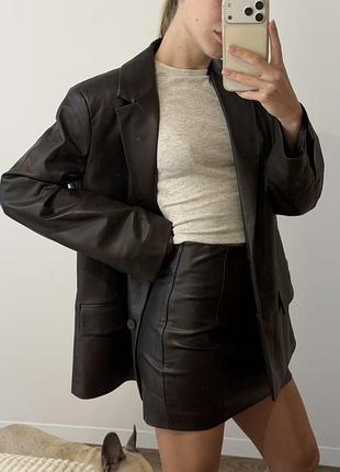 Шоколадний шкіряний костюм zara жакет та спідниця