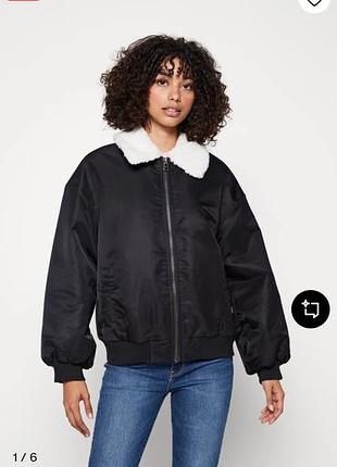 Стильна куртка бомбер levis