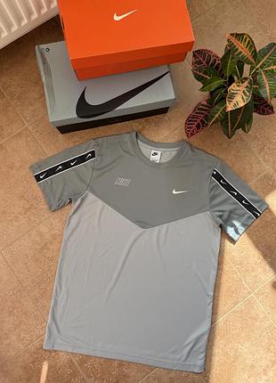 Спортивна футболка nike m nsw repeat sw pk tee