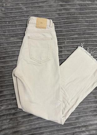 Бежеві джинси zara з необробленим низом