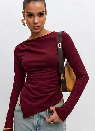 Бордовий лонгслів з драпіруванням stradivarius xs розміру