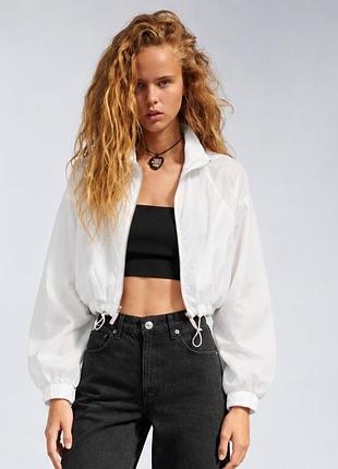 Куртка ветровая коллекция bershka uv react меняет цвет под воздействием солнца.