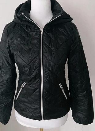 Жіноча чорна демісезонна стьобана куртка від бренду sinsay outerwear.