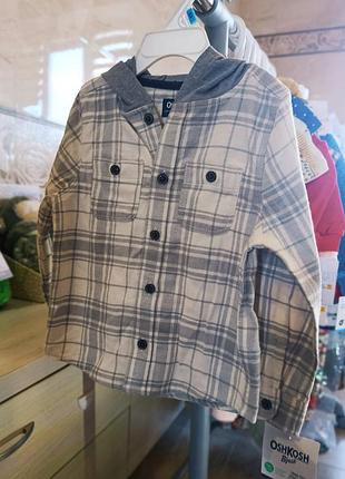 Рубашка с капюшоном бренда oshkosh b'gosh.