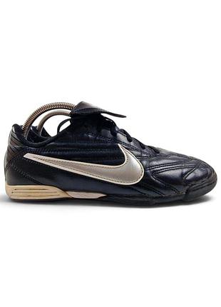 Футзалки nike tiempo чорного кольору зі сріблястим логотипом.