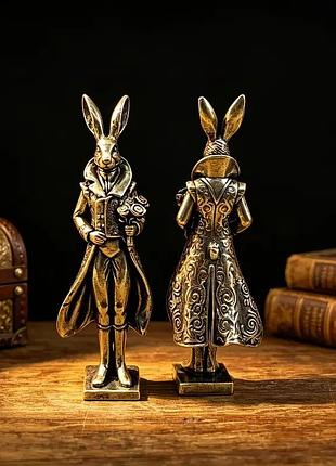 Фигурка заяц с букетом латунная детализированная