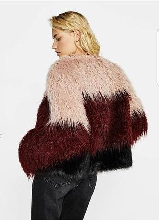 Триколірна коротка еко шубка під хутро лами bershka
