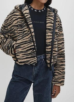 Коротка пухнаста куртка (бомбер з тедді хутра / шерпи) від бренду calvin klein jeans із тигровим (зебровим) принтом у бежево-чорних тонах, капюшоном