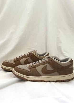 Жіночі кросівки nike dunk low brown із замшевим верхом у світло-коричневих та бежевих тонах.