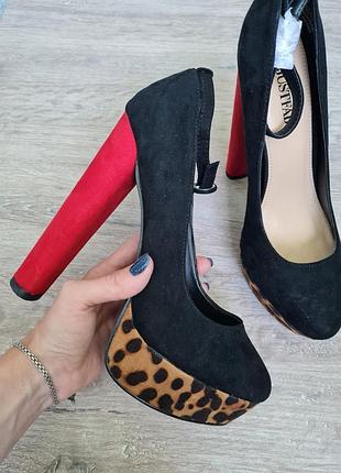 Туфлі яскраві леопардові підбори justfab