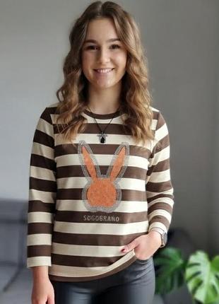 ​стильний фактурний лонгслів / кофта в смужку з принтом «зайчик» 🐰