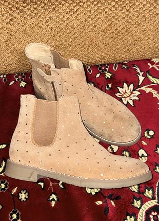Гарні фірмові натуральні замшеві черевики для дівчинки laredoute collections. зовні натуральна замша, всередині натуральні шкіра. підошва поліуретан.