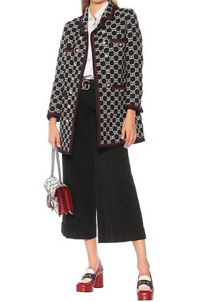 В красивом пальто по набережной: gucci